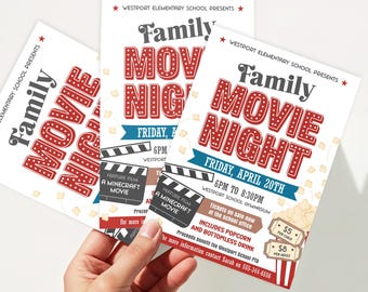以下が含まれることがあります： ウェストポート小学校主催のファミリー映画の夜を告知する赤と白のチラシ。チラシには、「A Minecraft Movie」という文字とポップコーンが描かれた映画のクラッパーボードが描かれています。イベントは4月20日（金）午後6時から午後8時30分まで、学校の体育館で開催されます。チケットは子供1人5ユーロ、大人1人8ユーロです。イベントにはポップコーンと飲み放題が含まれています。収益はウェストポート小学校PTAに寄付されます。
