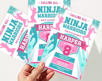 Puede incluir: Tres invitaciones de fiesta en rosa y turquesa. Las invitaciones dicen "Calling All Ninja Warriors" e incluyen el nombre "Harper" y el número "8". Las invitaciones se sostienen en una mano.