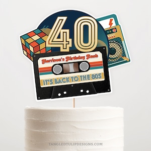 Peut inclure: Un topper de gâteau représentant une cassette audio rétro avec le texte "Harrison's Birthday Bash It's Back to the 80s". La cassette est décorée de rayures colorées et d'un grand chiffre "40" dans un cercle. Un Rubik's Cube et un boombox sont également inclus dans le design.