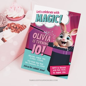 Może przedstawiać: Różowe i niebieskie zaproszenie na urodziny z kreskówkowym królikiem trzymającym magiczną różdżkę. Zaproszenie głosi "Zbierzmy się na MAGIĘ! Olivia kończy 10 lat!" i zawiera szczegóły dotyczące przyjęcia, w tym datę, godzinę, miejsce i informacje RSVP.