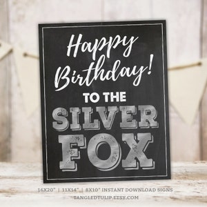 Könnte beinhalten: Schwarzes Schild aus Schiefer mit weißem Text, der "Happy Birthday! To the Silver Fox" lautet. Das Schild ist in drei Größen erhältlich: 40,6 x 50,8 cm, 27,9 x 35,6 cm und 20,3 x 25,4 cm.