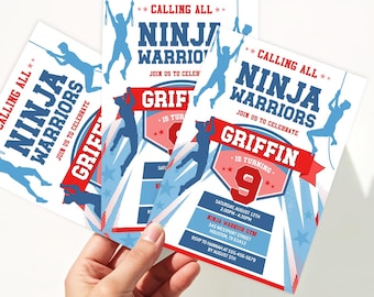 Puede incluir: Tres tarjetas de invitación con un tema de guerrero ninja azul y rojo. Las tarjetas presentan el texto "Calling All Ninja Warriors" y "Griffin is turning 9". Las tarjetas tienen un fondo blanco y detalles de estrellas azules.