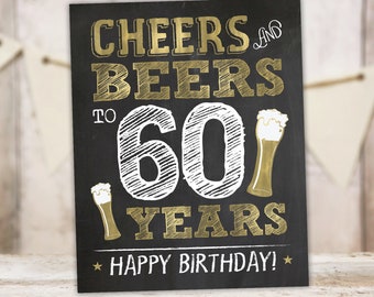Può includere: Segno nero in ardesia con testo dorato e immagini di bicchieri di birra. Il testo recita "Cheers and Beers to 60 Years Happy Birthday!"  16x20", 11x14", 8x10" Instant Download Signs TangledTulip.Etsy.com