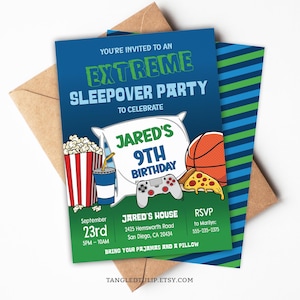 Puede incluir: Una invitación azul para una fiesta de pijamas extrema, con texto y gráficos. La invitación incluye un recipiente de palomitas de maíz, una bebida, una pelota de baloncesto, una porción de pizza y un mando de videojuegos. El texto dice "9º Cumpleaños de Jared".