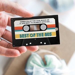 Bewerkbare cassette mixtape feestlabel, 80s cassette verjaardagskaartjes, bedankkaartje sjabloon, 80s feestdecoratie, man, mosterd, Corjl VC1