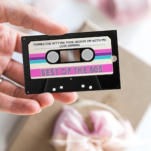 Bewerkbaar cassettebandje feestlabel, 80s mixtape verjaardagstag, bedankkaartjesjabloon, 80s feestdecoratie, felroze, paars, Corjl 80S1