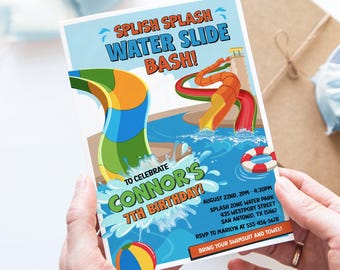 Könnte beinhalten: Eine Einladung zur Geburtstagsparty mit dem Text "Splish Splash Water Slide Bash!" und "Connors 7. Geburtstag!" Die Einladung zeigt eine farbenfrohe Wasserrutschen-Illustration, einen Ball und eine Schwimmboje.
