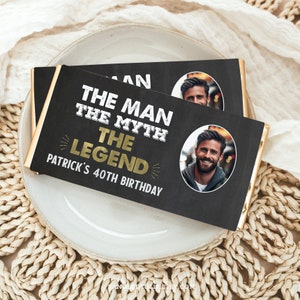 Könnte beinhalten: Ein schwarzer und goldener Schokoladenriegel-Wrapper mit dem Text "The Man The Myth The Legend" und "Patrick's 40th Birthday". Ein Foto eines Mannes befindet sich in der oberen rechten Ecke des Wrappers.