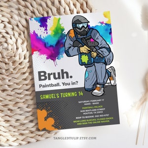 Può includere: Un invito colorato per una festa di paintball. L'invito presenta un'immagine di un cartone animato di una persona che indossa una maschera da paintball e tiene un fucile da paintball. Il testo sull'invito recita "Bruh. Paintball. You in? Samuel's Turning 14". L'invito include anche la data, l'ora e il luogo della festa.