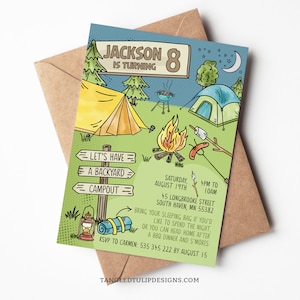 Könnte beinhalten: Eine Einladung zu einer Geburtstagsfeier zum Thema Camping für Jacksons 8. Geburtstag. Die Einladung zeigt eine Comic-Illustration eines Lagerfeuers, Zelte und eines Grills. Der Text lautet "Jackson 8 is turning" und enthält Details zur Party, einschließlich Datum, Uhrzeit und Ort. RSVP-Informationen sind ebenfalls enthalten.