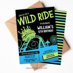 Könnte beinhalten: Eine schwarz-grüne Einladung mit einer Achterbahn-Grafik. Der Text lautet "Join us for a Wild Ride to Celebrate William's 12th Birthday". Die Einladung enthält Details für eine Geburtstagsfeier im Brighton Amusement Park am Samstag, den 25. November von 10:00 bis 14:30 Uhr.