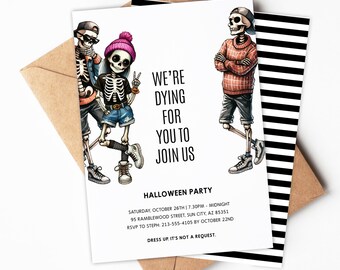 Puede incluir: Invitación a una fiesta de Halloween con dos esqueletos vestidos con ropa informal. El texto dice "We're Dying For You To Join Us" e incluye detalles de la fiesta como la fecha, la hora, la ubicación y la información de RSVP. El fondo es un patrón de rayas blancas y negras.