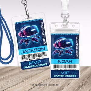 Op de afbeelding: Twee blauwe en witte gamer VIP-passen met een virtual reality-headset en een gamecontroller-afbeelding. De tekst op de passen luidt "VIP Pass", "Jackson", "All Access Level 10", ">>>MVP<<< Gamer Access", "Noah", "Happy Birthday Jackson", ">>>VIP<<< Gamer Access" en "TANGLEDTULIPDESIGNS.COM".