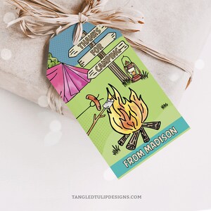 Könnte beinhalten: Ein Camping-Geschenk-Etikett mit einem Lagerfeuer, einem Zelt und einem Schild mit der Aufschrift "Danke fürs Campen". Das Etikett ist grün und blau mit einem weißen Rand und dem Text "Von Madison" unten.