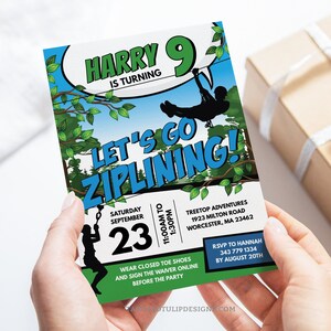 Puede incluir: Una invitación a una fiesta de cumpleaños para un niño de 9 años llamado Harry. La invitación presenta una imagen de dibujos animados de un niño haciendo tirolesa a través de un bosque con el texto "Let's Go Ziplining!" y "Harry 9 is turning". La invitación incluye detalles sobre la fiesta, incluida la fecha, la hora, la ubicación y la información de RSVP.