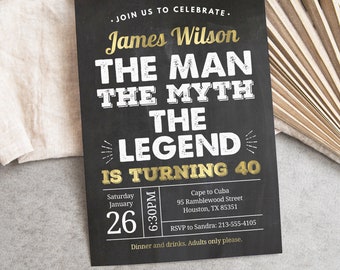 Può includere: Invito in stile lavagna in bianco e nero con testo dorato. L'invito recita "Join us to celebrate James Wilson The Man The Myth The Legend is turning 40". L'invito include la data, l'ora e il luogo dell'evento.