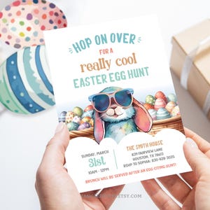 Puede incluir: Una invitación colorida para una búsqueda de huevos de Pascua realmente genial. La invitación presenta un conejito de dibujos animados con gafas de sol y sosteniendo una cesta de huevos coloridos. El texto de la invitación dice "Hop on over for a really cool Easter egg hunt".