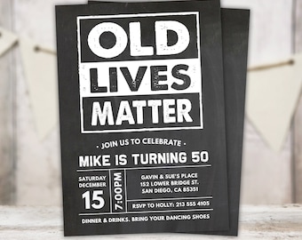 Puede incluir: Una invitación de estilo pizarra en blanco y negro para una fiesta de cumpleaños número 50. La invitación dice "Old Lives Matter" e incluye el nombre Mike, la fecha sábado 15 de diciembre, la hora 7:00 PM, la ubicación Gavin & Sue's Place, 152 Lower Bridge St., San Diego, CA 85351, y la información de RSVP a Holly al 213 555 4105. La invitación también dice "Cena y bebidas. Trae tus zapatos de baile."