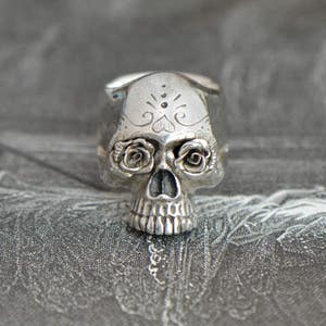 Sterling sugar skull ring with calavera design for Day of the Dead aka Día de Muertos. Silver sugar skull ring. Rocker ring. Calavera ring.