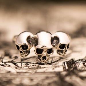 Petite skull band. Sterling silver ring. Silver midi ring. Pinkie ring. Tattoo skull ring. Rock n roll pinky ring. Multiple skulls