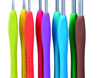 Pode incluir: Conjunto de 10 agulhas de crochê coloridas em um suporte. As agulhas são etiquetadas com os tamanhos 2/0, 3/0, 5/0, 6, 7, 8, H, I, J e K. As agulhas são feitas de plástico e têm um acabamento liso.