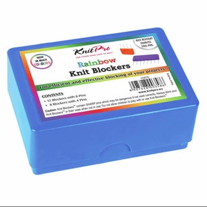Può includere: Scatola di plastica blu con Knit Pro Rainbow Knit Blockers per un bloccaggio efficiente ed efficace dei tuoi progetti. La scatola contiene 12 bloccanti con 8 pin e 8 bloccanti con 4 pin. L'etichetta sulla scatola mostra il logo Knit Pro e il testo "Spille in acciaio inossidabile resistenti alla ruggine".