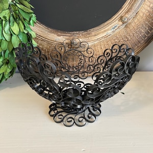 Corbeille vintage à volutes en fil de métal : décoration de piédestal de ferme