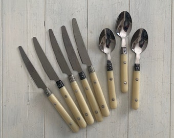 Juego de cubiertos vintage Abert Inox con mangos color crema, fabricado en Italia