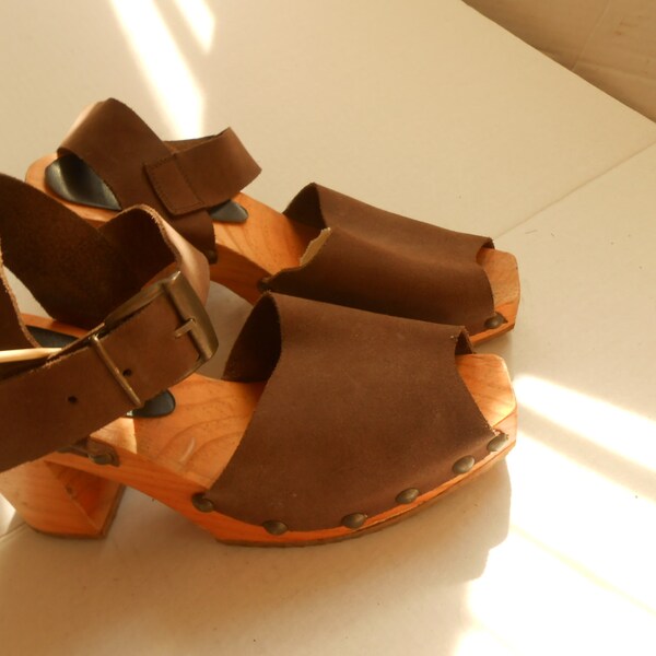 Vintage 70s houten bezaaid wig hiel klomp sandalen schoenen Sz 8