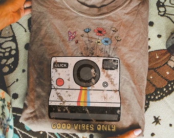 Comfort Colors® Retro Wildflower Daisy Camera Tshirt, Cottagecore Wild Flowers Shirt, Floral Tshirt, Good Vibes Gift for Her Photographer