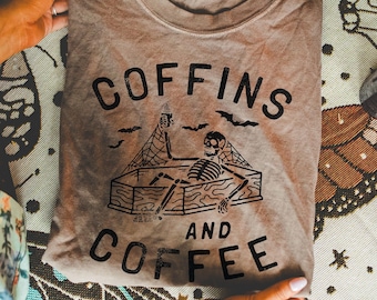 Komfortfarben bleiben lebendig Shirt, trendige Särge und Kaffee Shirt, lustiges Skelett T-Shirt, Kaffee Liebhaber Geschenk Schädel Vintage Halloween T-Shirt