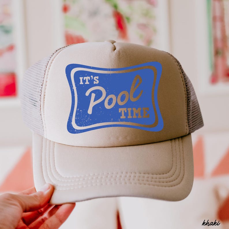 Może przedstawiać: Czapka typu trucker w kolorze khaki z siatkowym tyłem i zakrzywionym daszkiem. Prz&oacute;d zdobi niebieski prostokąt z napisem "IT'S Pool TIME" w stylizowanej czcionce. Czapka przeznaczona jest do noszenia na co dzień.