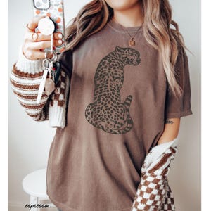 Retro Leopard Shirt, Mothers Day Gift, Mom Shirt, Trendy Mama Shirt, Gift For Her, Cheetah Mama T-Shirt, Cheetah Print, Comfort Colors
