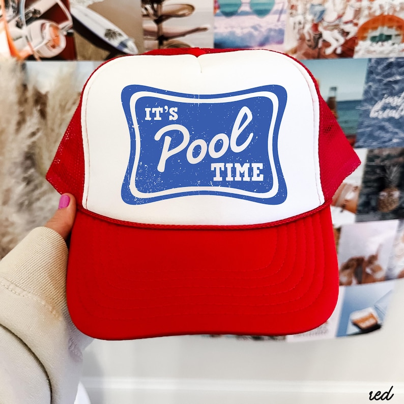 Może przedstawiać: Czerwono-biała czapka typu trucker z niebieskim prostokątem z napisem "It's Pool Time". Czapka ma czerwony daszek i siatkowy tył, idealna na basen lub plażę.