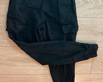 Pantalones cargo deportivos Almost Famous para mujer, talla junior pequeña, color negro, algodón elástico, estilo skater gótico.