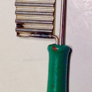 Kitchen Utensil Krinkle Cutter Slicer Green Painted Wood Handle Vintage Crinkle