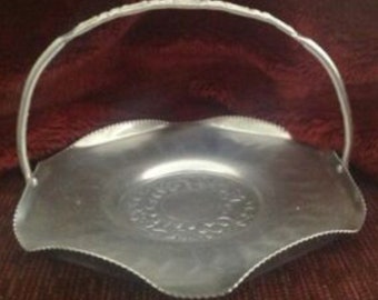 Cesta de aluminio martillado hecho a mano forjado floral diseño Vintage