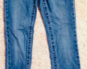 Vaqueros Levi's para niñas, talla 10, ajustados, con 5 bolsillos, cierre de botones y cremallera.