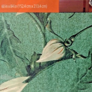 Puede incluir: Un mantel de vinilo verde con un patrón floral con flores blancas y naranjas. El mantel mide 152,4 cm x 213,4 cm (60 pulgadas x 84 pulgadas).