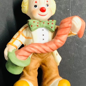 Lefton 10669 Circus Male Clown Pulling Scarf From Hat Figurine Bisque Porcelain Vintage 1995