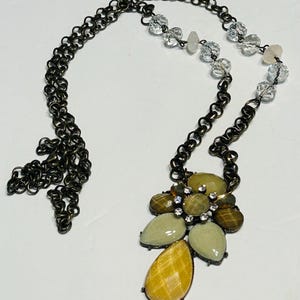 Collar vintage de piedra de cristal facetada gris tostado con diamantes de imitación y flor de 20&quot; de largo