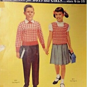 Puede incluir: Un anuncio vintage de suéteres tejidos a mano Fleisher's para niños y niñas. El anuncio presenta a dos niños, un niño que lleva un suéter rojo y blanco y una niña que lleva un chaleco rojo y blanco, ambos sosteniendo libros. El texto del anuncio dice "Fleisher's Hand Knits for Boys and Girls... sizes 6 to 14" y "Vol. 100 - 50¢".