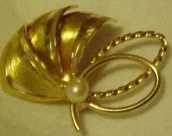 Flower Pin Brooch Gold Pearl In Center Vintage