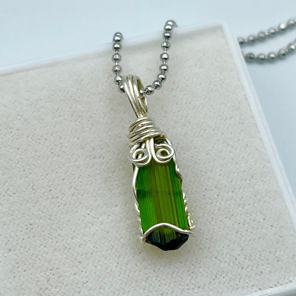 One piece Natural Green Tourmaline Pendant top  QualityPendant for men and women Jewelry Green Crystal Tourmaline
