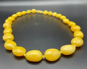 Collier Vintage En Bakélite - Grosses Perles Jaunes Imitation Ambre - Bon état