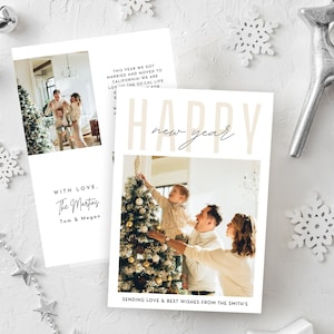 Minimalistische nieuwjaarskaart met fotosjabloon Bewerkbare nieuwjaarsfotokaart Nieuwjaarskaartsjabloon Kaart downloaden met afbeeldingen Canva