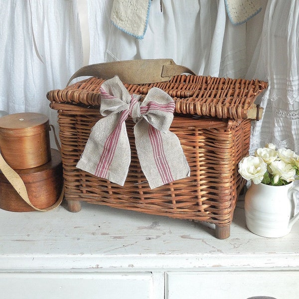 Vintage fishing basket, fishing creel, picnic basket, storage basket