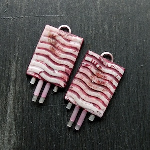 Para abstrakcyjnych, prostokątnych koralików z gliny polimerowej i szkła, teksturowanych i malowanych koralików kafelkowych w kolorze fioletowym, różowym i białym