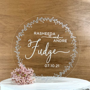 Wedding Cake Topper, Wedding Cake Topper with Script Last Names, Round Wedding Cake Topper Personalized in gold or Rose Gold - 5112