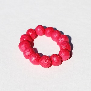 Ökologische handgefertigte Perlen zu einem Armband gefädelt. Nicht ganz runde klobige Perlen reihen sich in einer schönen Kombination aneinander. Viele Farben